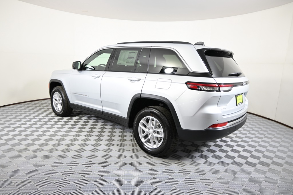 2025 Jeep Cherokee Laredo X photo 3