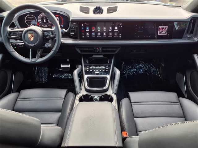 2025 Porsche Cayenne Coupe GTS - 3