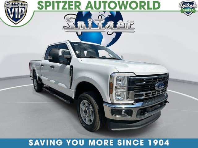 Oxford White 2025 Ford F-250 Super Duty Pickup Truck Four-Wheel Drive Automatic