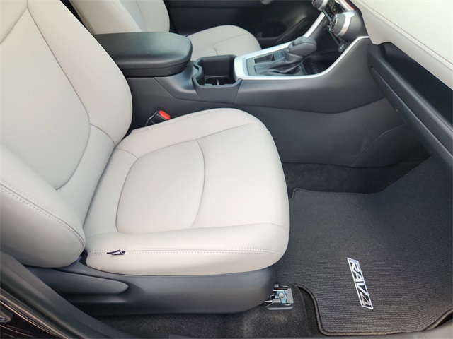 2025 Toyota RAV4 XLE - 9