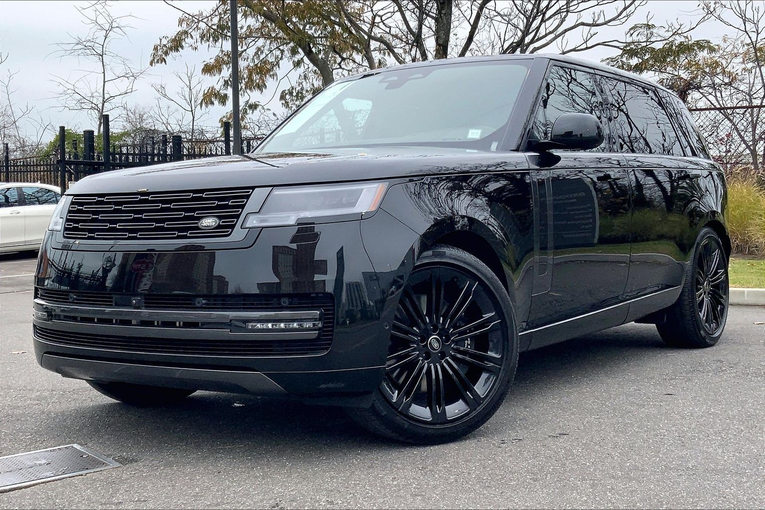 2025 Land Rover Range Rover P530 SE LWB AWD