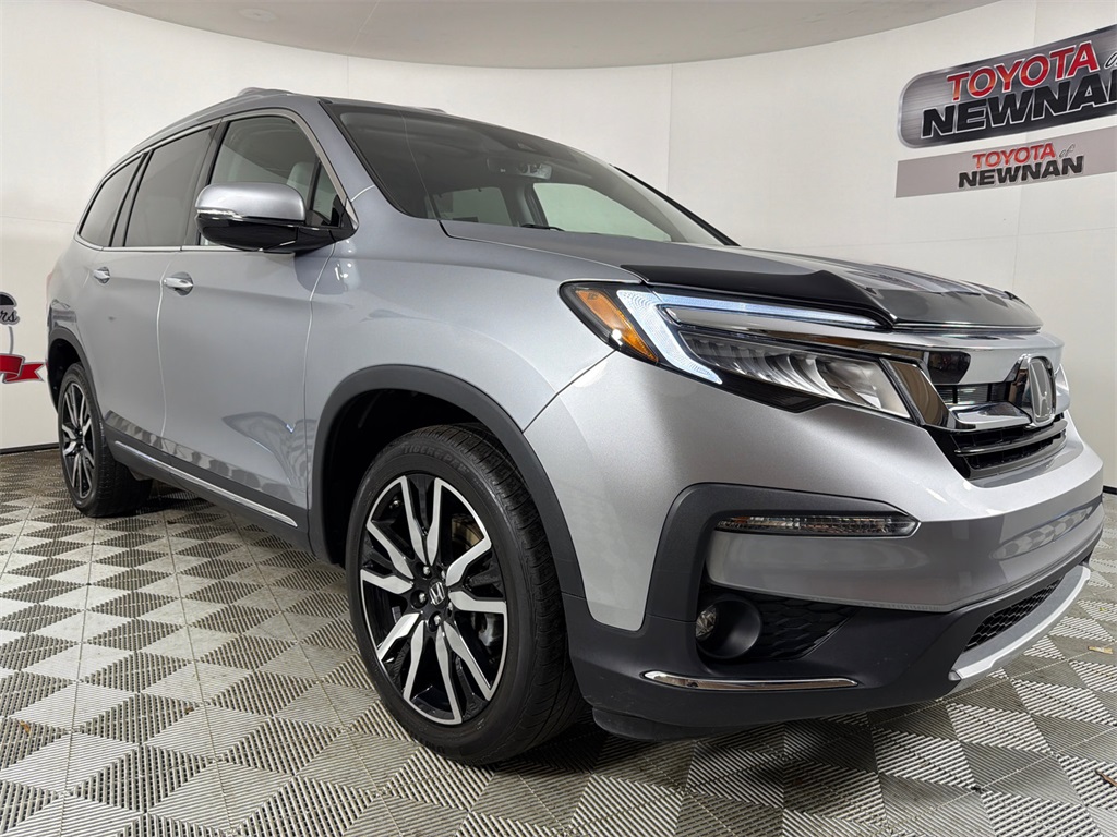 2022 Honda Pilot Touring AWD with Rear Captain's Chairs
