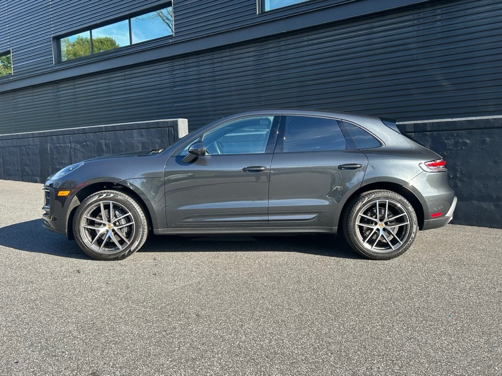2025 Porsche Macan photo 2