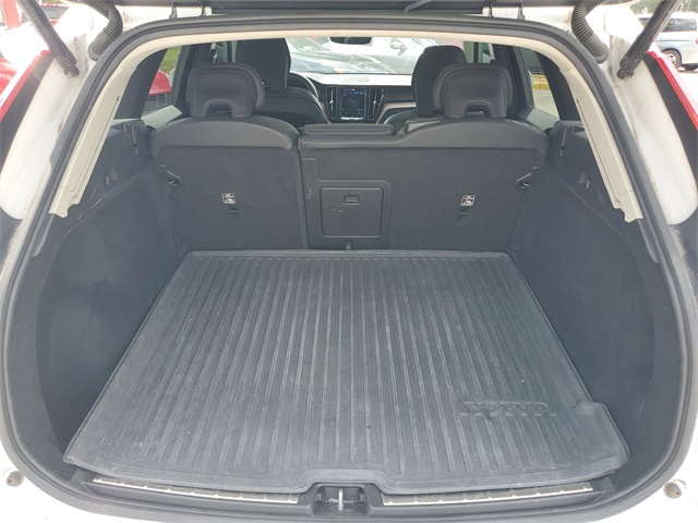 2023 Volvo XC60 B5 Plus photo 8