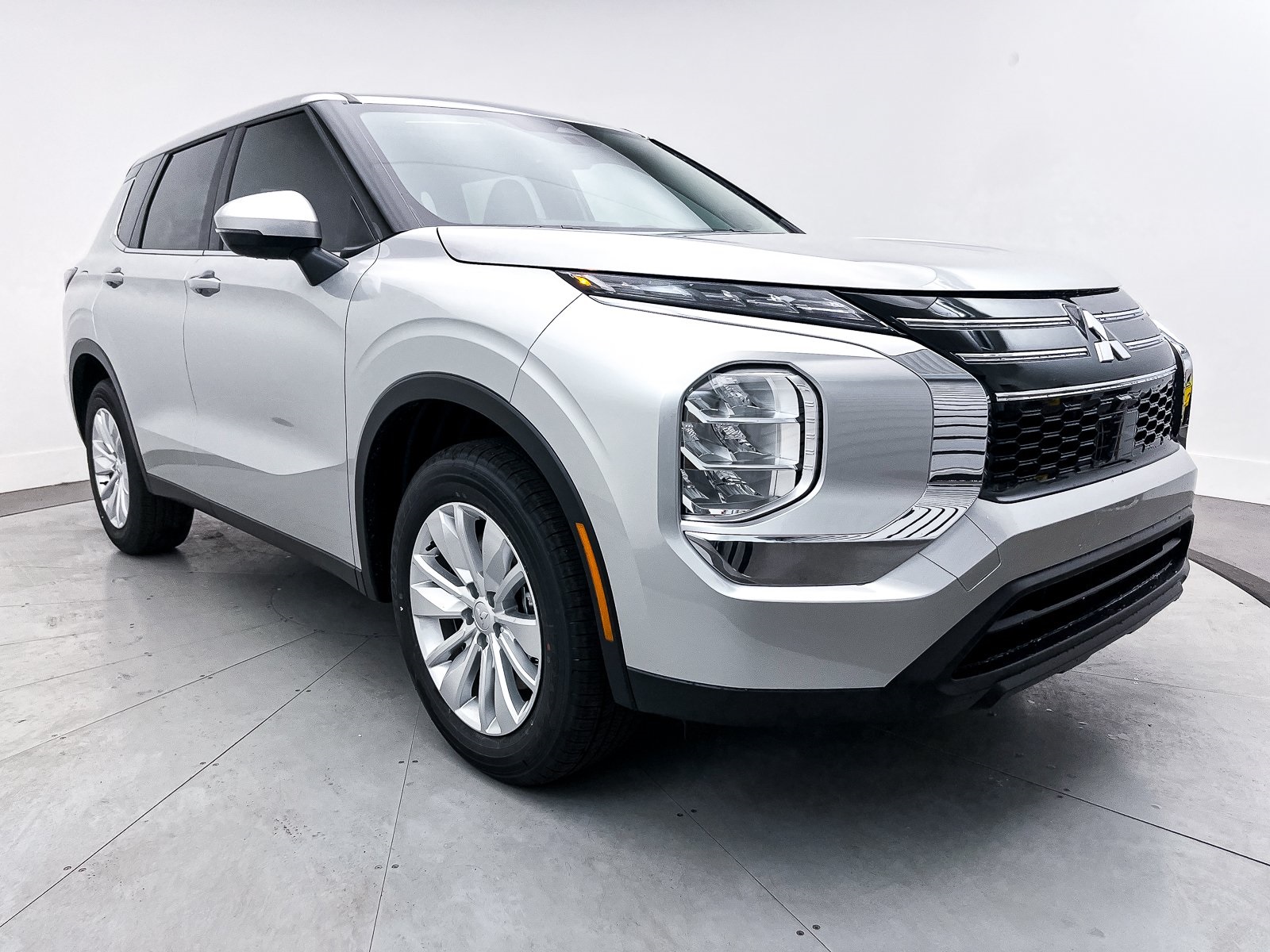 2025 Mitsubishi Outlander ES's photo