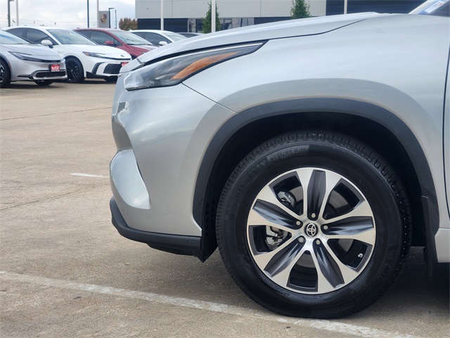 2022 Toyota Highlander XLE Silver at Don McGill Toyota