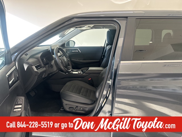 2025 Mitsubishi Outlander SE White at Baytown Hyundai