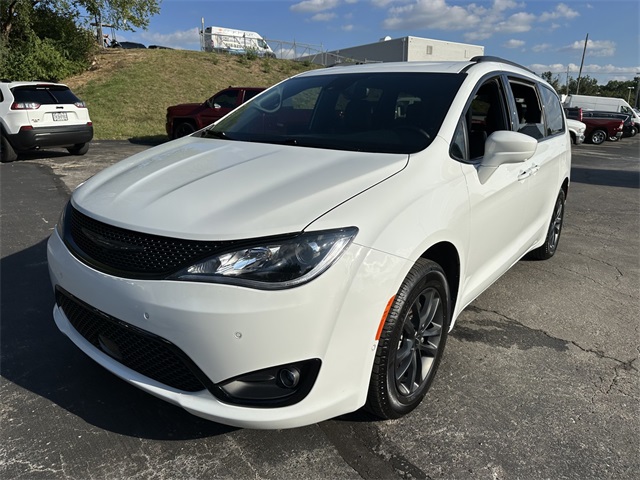 Used 2020 Chrysler Pacifica Launch Edition with VIN 2C4RC3BG5LR273987 for sale in Kansas City