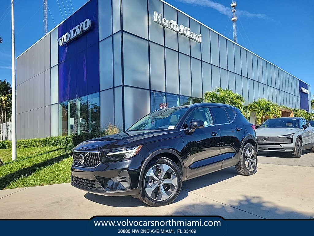 2023 Volvo XC40 B5 Plus Bright Theme