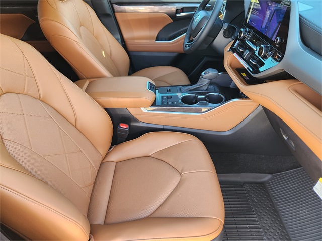 2025 Toyota Highlander Hybrid Platinum  at Community Toyota