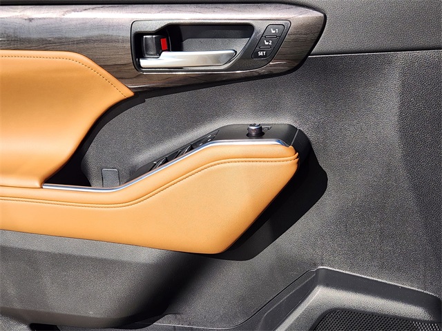 2025 Toyota Highlander Hybrid Platinum  at Community Toyota