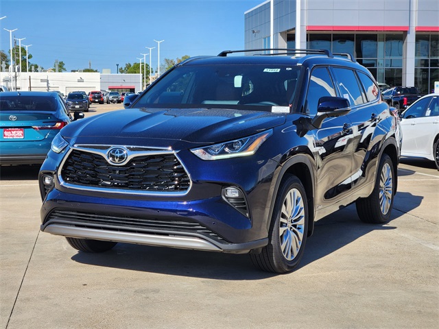 2025 Toyota Highlander Hybrid Platinum  at Community Toyota