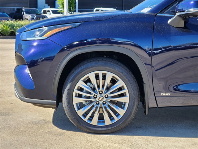 2025 Toyota Highlander Hybrid Platinum  at Community Toyota