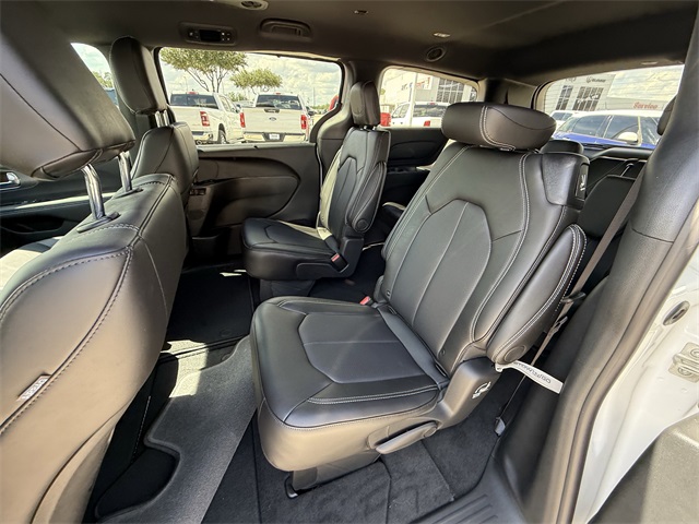 2026 Chrysler Pacifica Select White at River Oaks CDJR