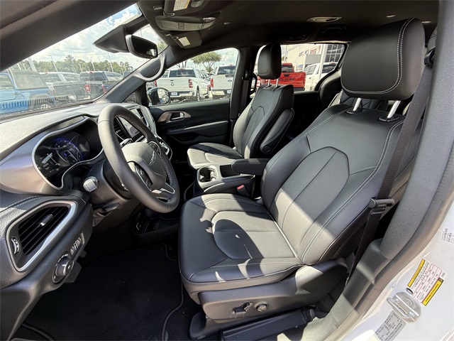 2026 Chrysler Pacifica Select White at River Oaks CDJR