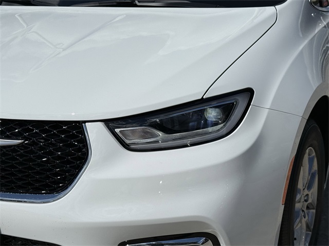 2026 Chrysler Pacifica Select White at River Oaks CDJR