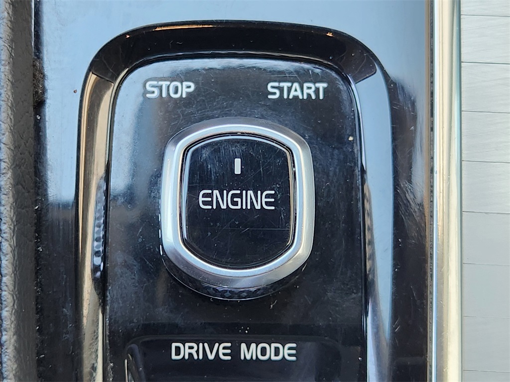 2017 Volvo XC90 T6 Momentum White at Classic Elite Chevrolet Hwy 6