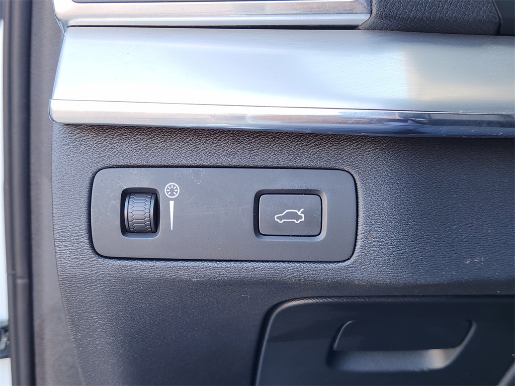 2017 Volvo XC90 T6 Momentum White at Classic Elite Chevrolet Hwy 6