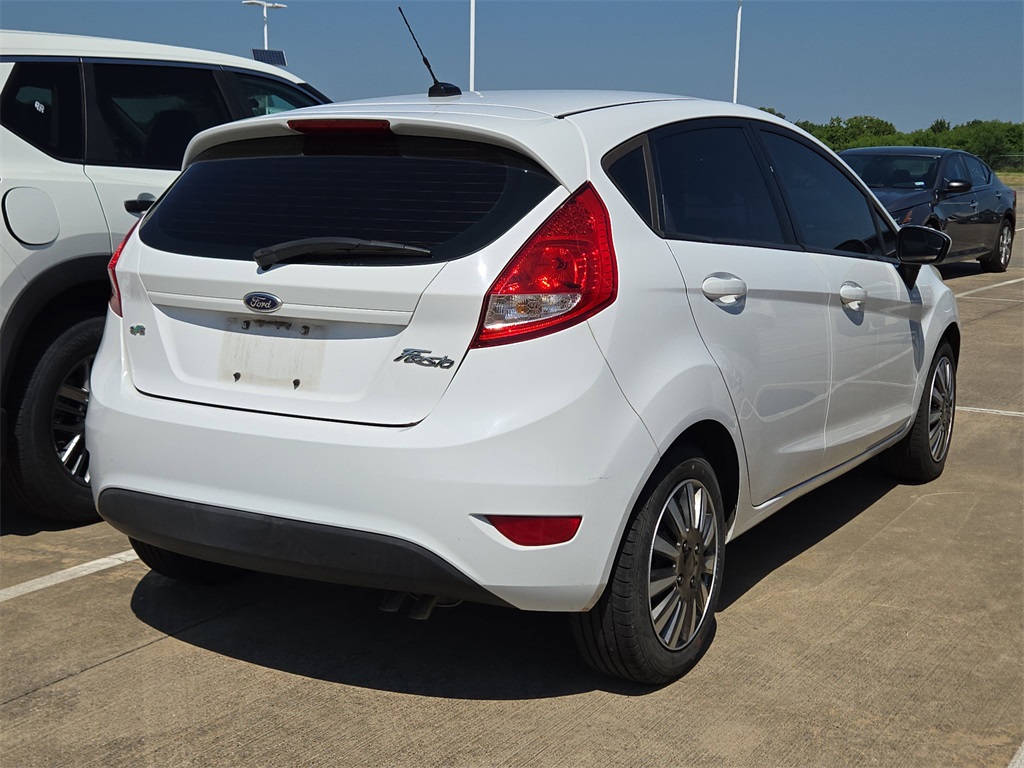 2011 Ford Fiesta SE photo 2