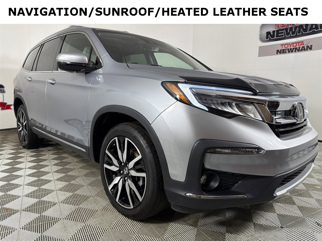 2022 Honda Pilot Touring AWD with Rear Captain's Chairs