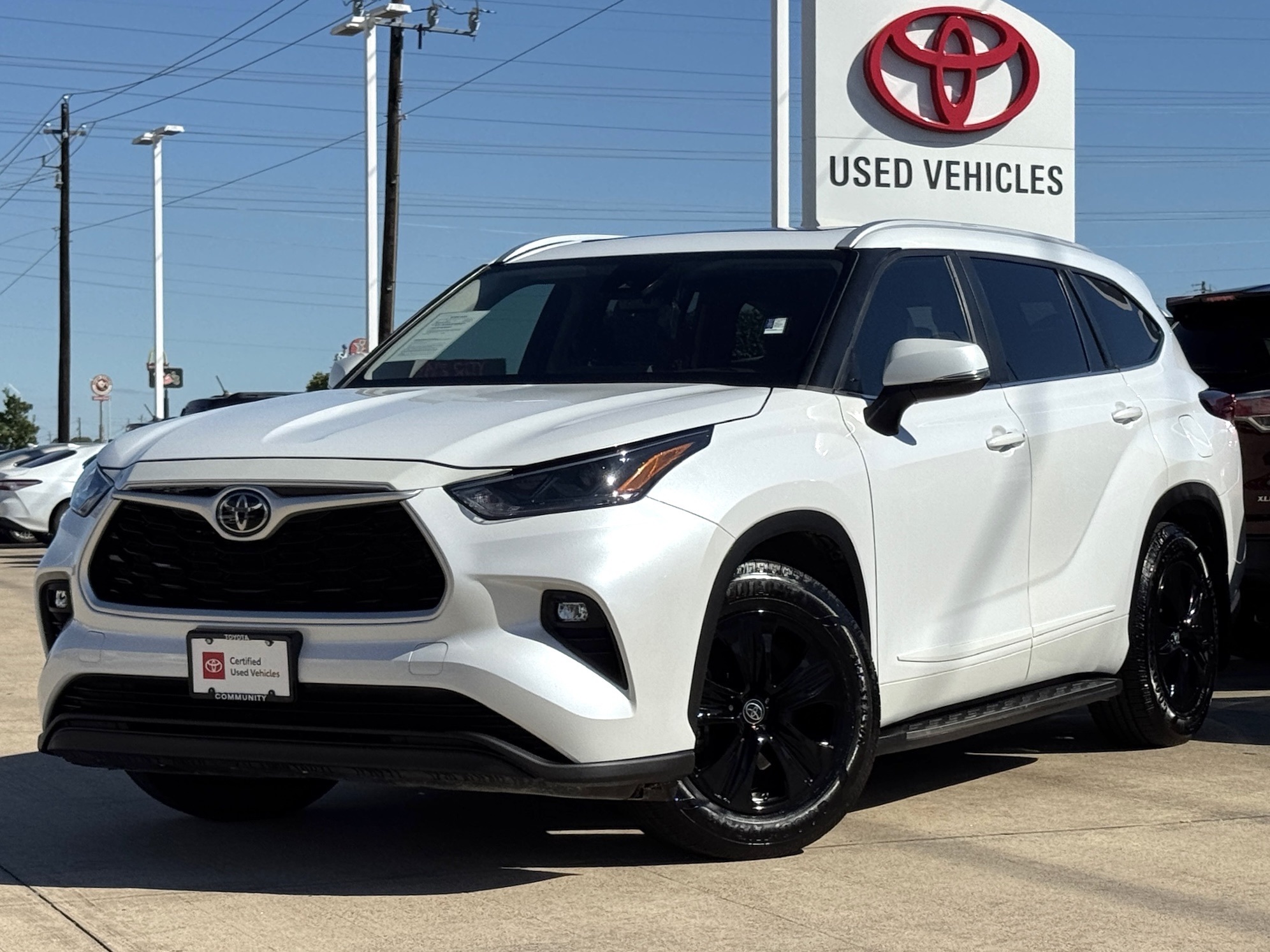 2023 Toyota Highlander XLE Beige at Gullo Toyota