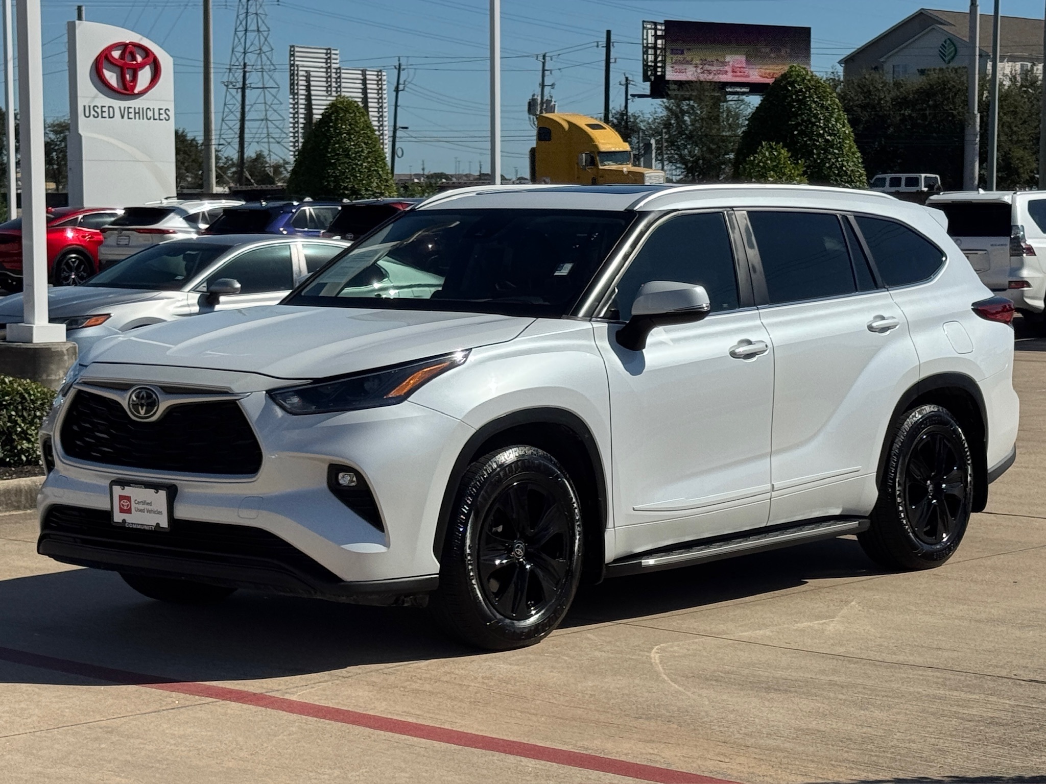 2023 Toyota Highlander XLE Beige at Gullo Toyota