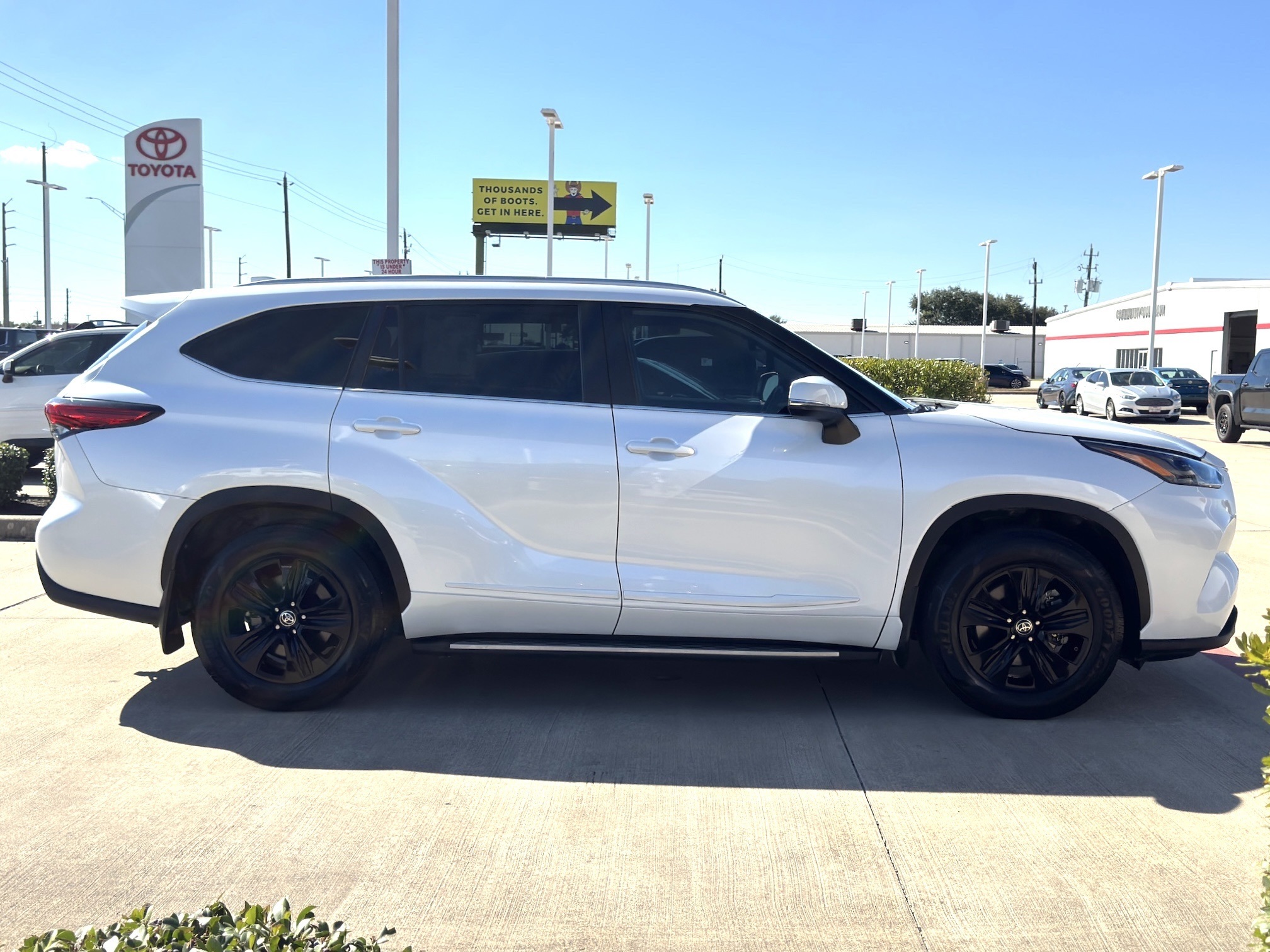 2023 Toyota Highlander XLE Beige at Gullo Toyota