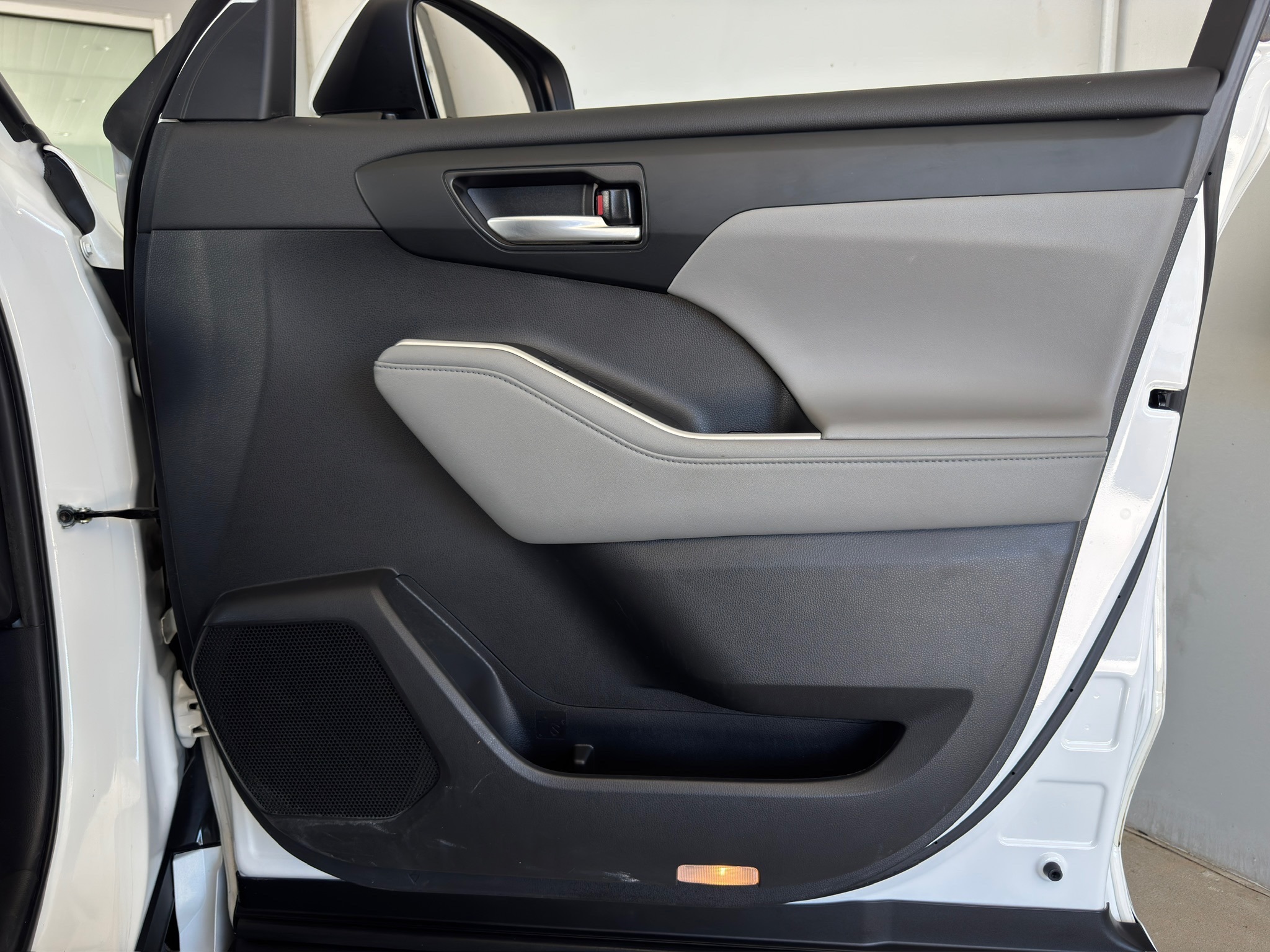 2023 Toyota Highlander XLE Beige at Gullo Toyota