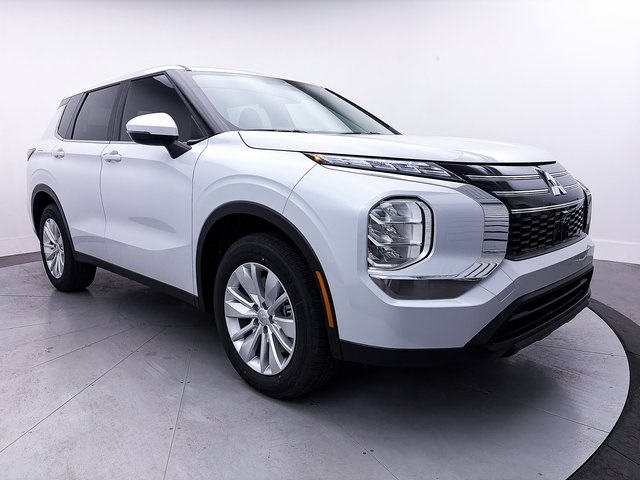 2025 Mitsubishi Outlander ES's photo