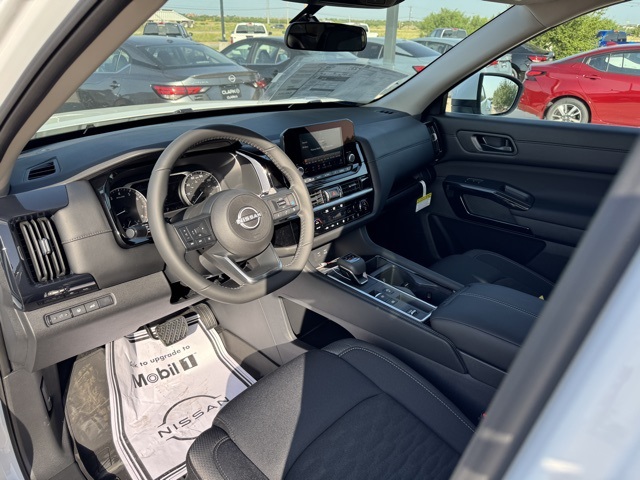 2025 Nissan Pathfinder SV photo 3
