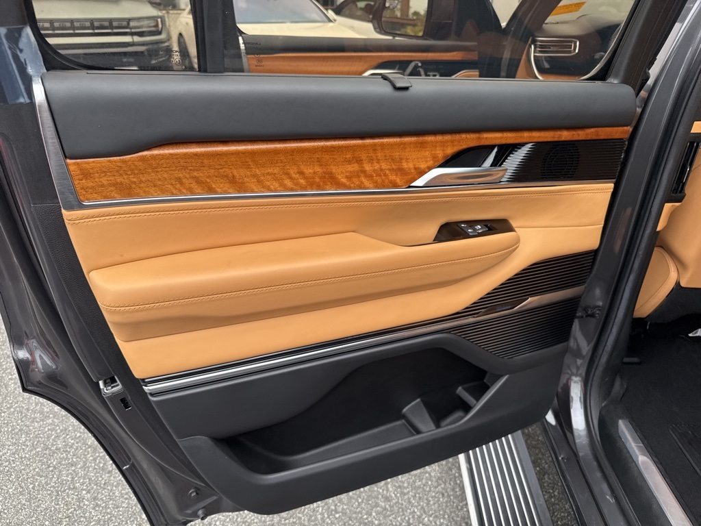 2022 Jeep Grand Wagoneer III photo 19
