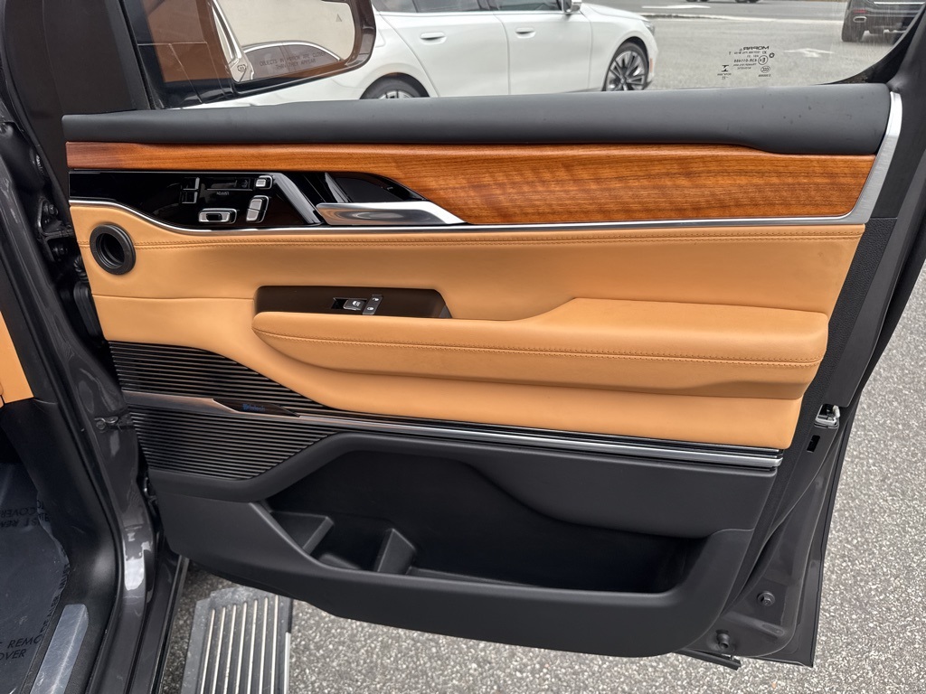 2022 Jeep Grand Wagoneer III photo 32