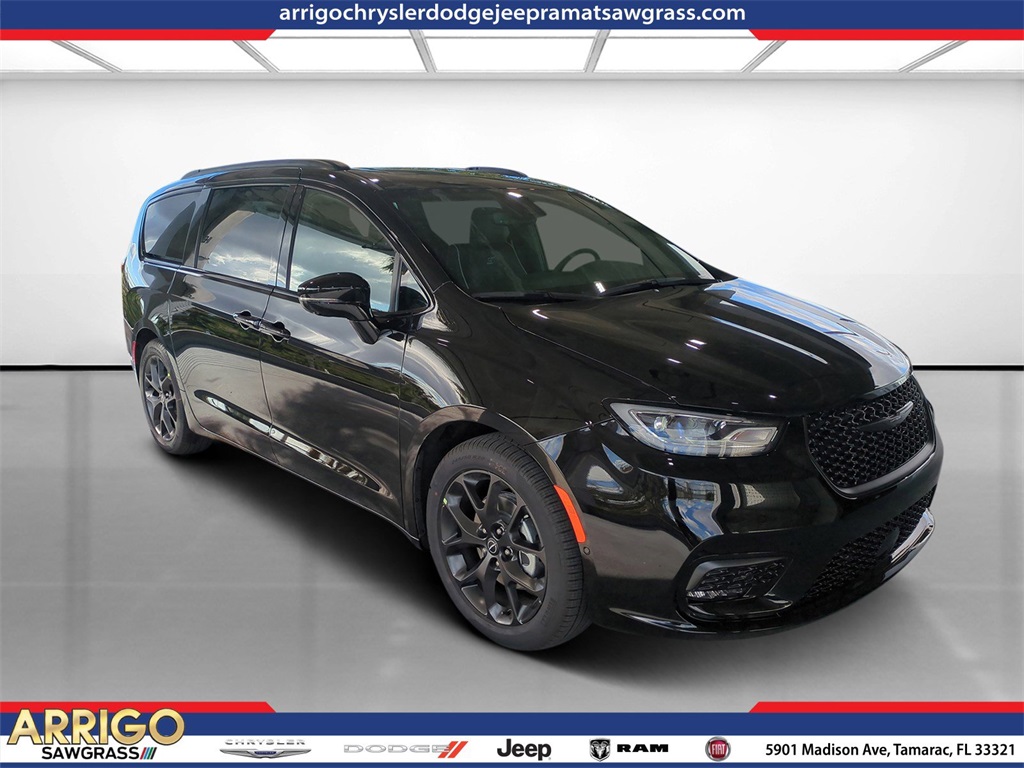 2026 Chrysler Pacifica Limited's photo