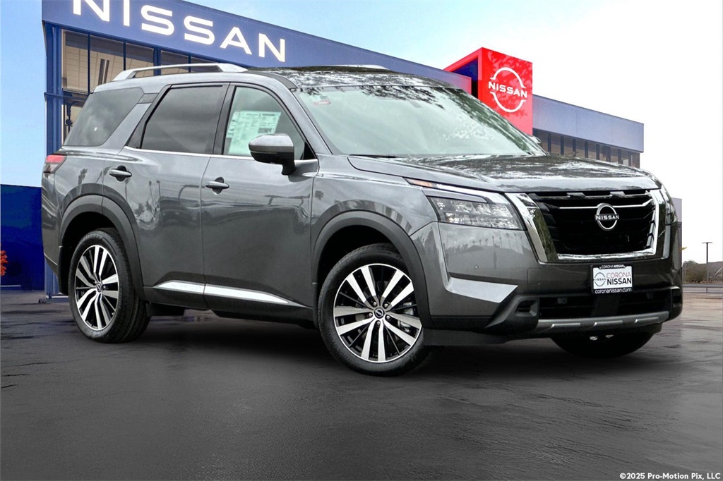 2025 Nissan Pathfinder Platinum photo 2