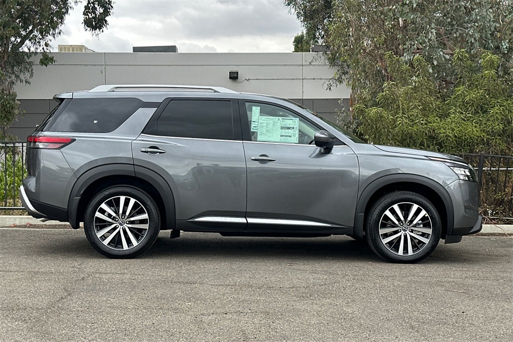 2025 Nissan Pathfinder Platinum photo 3