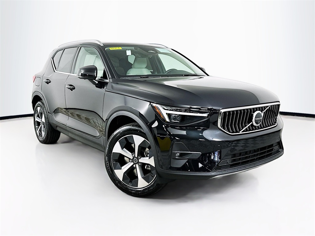 2025 Volvo XC40 B5 Plus Bright Theme