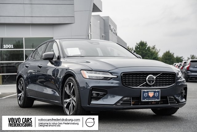 2024 Volvo S60 B5 Plus Dark Theme AWD