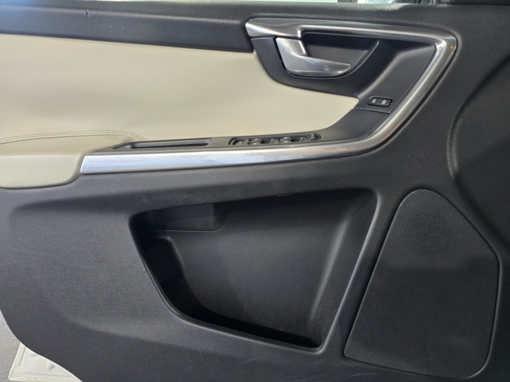 Thumbnail: 2017 Volvo XC60 - 12