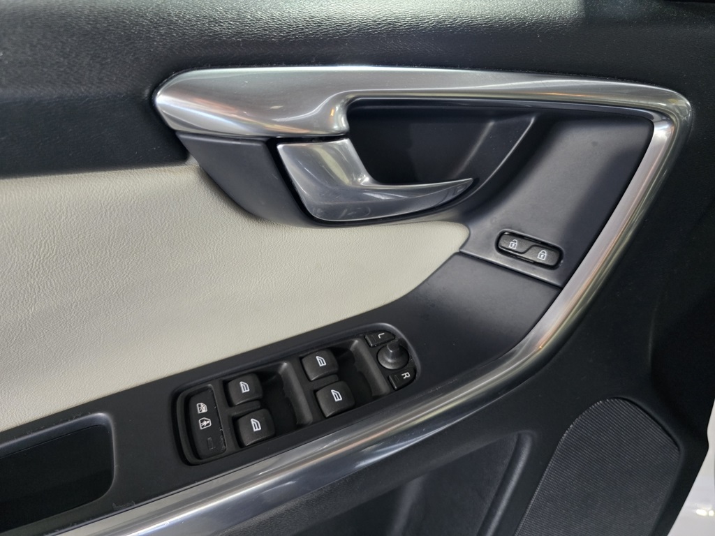 Thumbnail: 2017 Volvo XC60 - 13