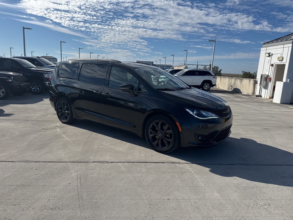 2019 Chrysler Pacifica Limited's photo