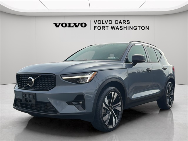2023 Volvo XC40 B5 Plus Dark Theme