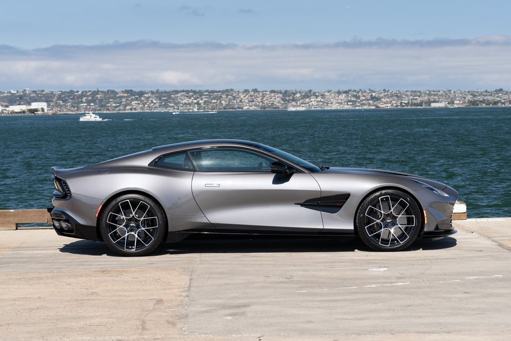 Aston Martin 2025 Vanquish V12