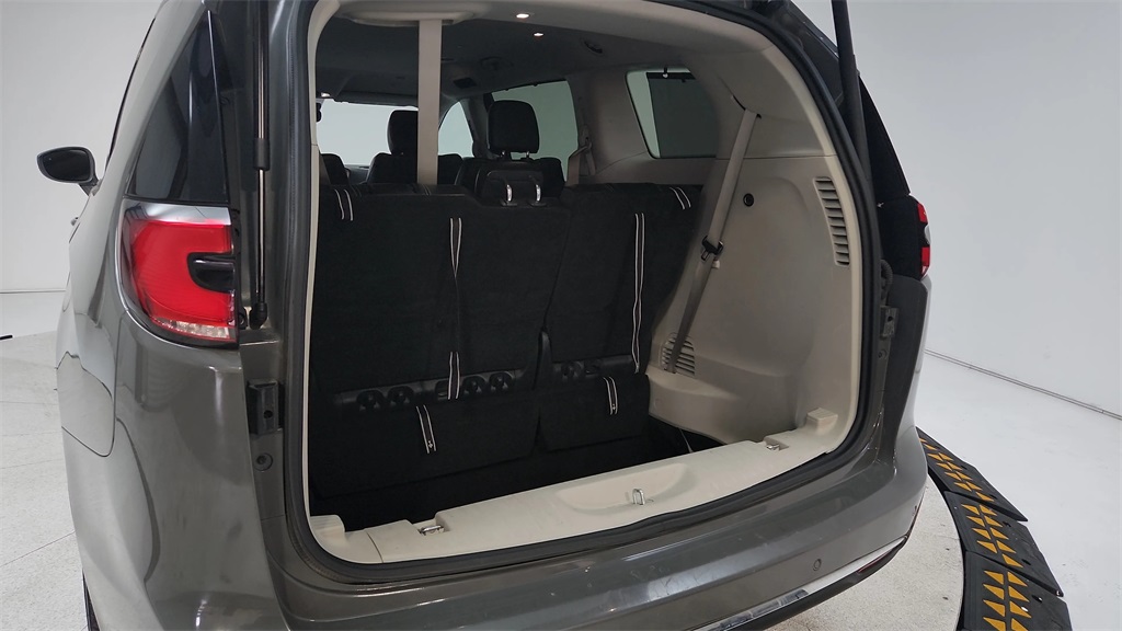 2022 Chrysler Pacifica Touring L - 8