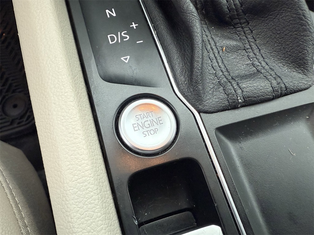 2018 Volkswagen Atlas 2.0T SE White at DeMontrond Auto Country