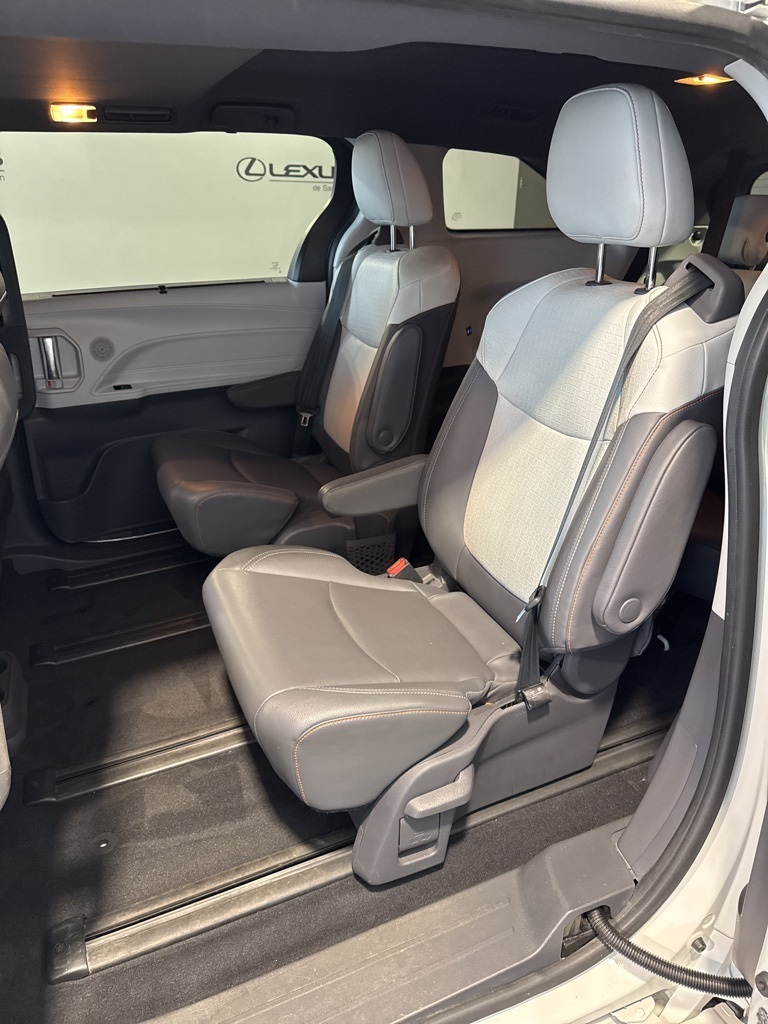Thumbnail: 2021 Toyota Sienna - 24