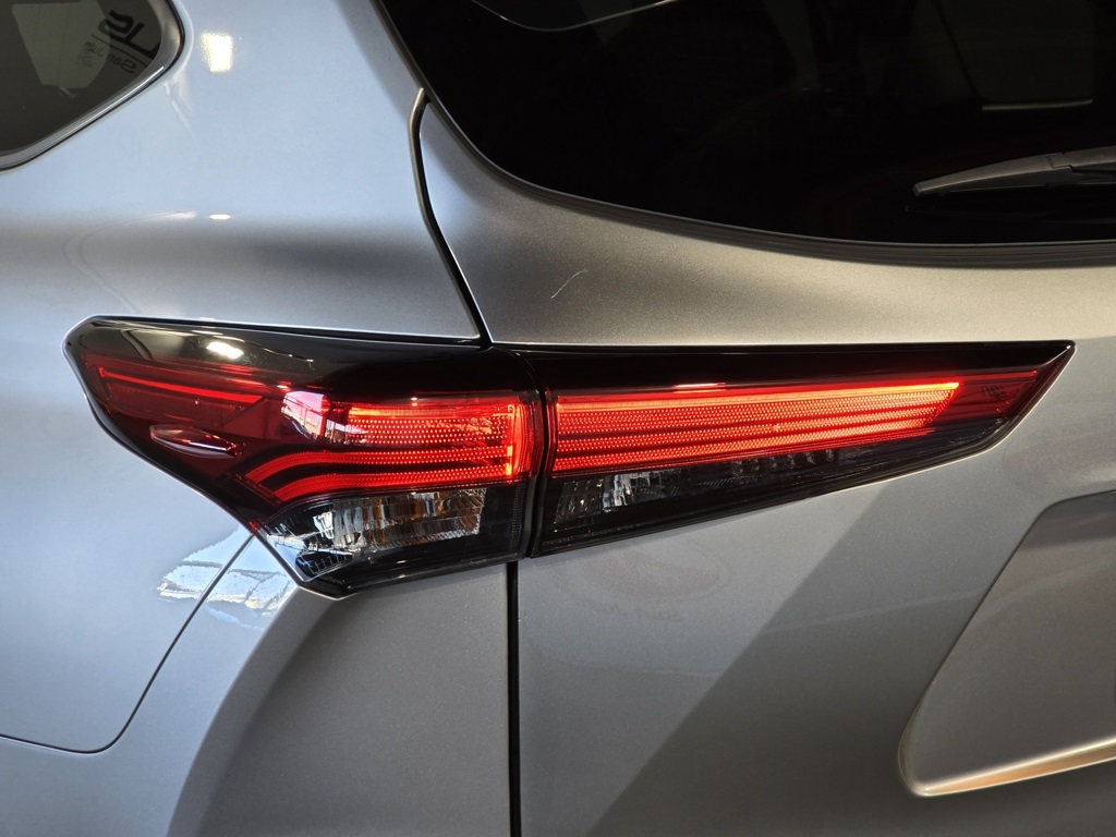 Thumbnail: 2023 Toyota Highlander - 10