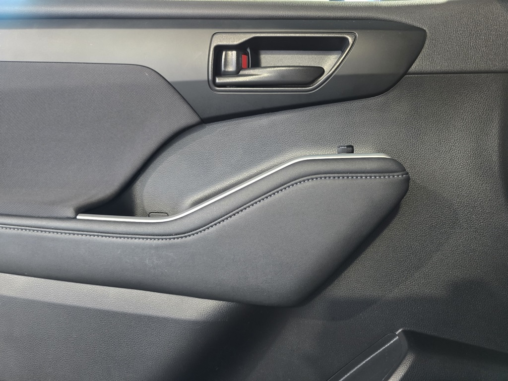 Thumbnail: 2023 Toyota Highlander - 12