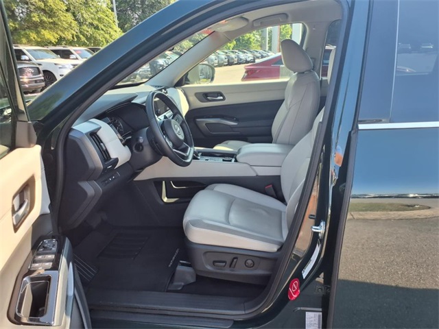 2024 Nissan Pathfinder SL photo 3