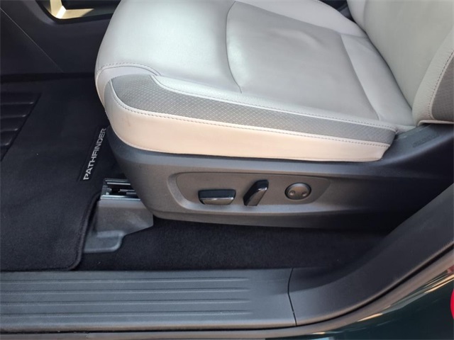 2024 Nissan Pathfinder SL photo 4