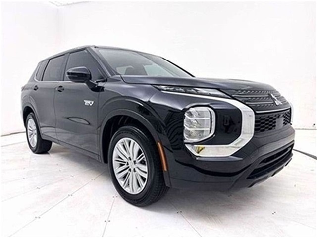 2025 Mitsubishi Outlander Plug-in Hybrid ES's photo